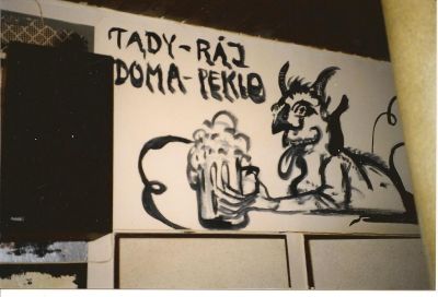 "Här - paradiset; hemma - helvetet". Budskap i en tjeckisk ölstuga.